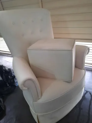 Poltrona de amamentação branca de balanço com puff