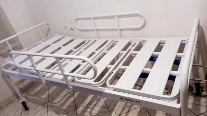 Cama hospitalar de duas manivelas semi nova e um pedalinho para reabilitação das pernasnas