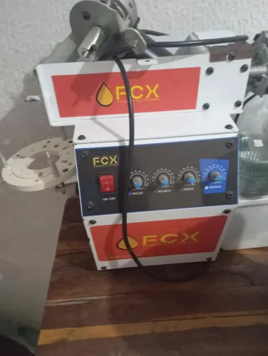 Máquina de modelar salgados em perfeito estado  