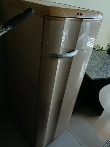 Geladeira Eletrolux pequena marrom 