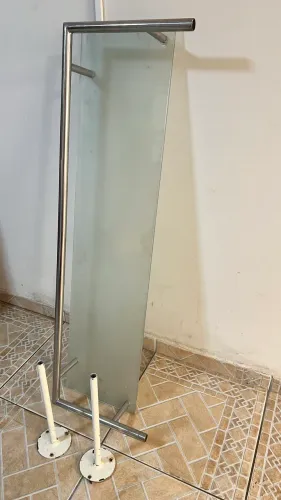 Arara de Parede 1,20m com Vidro P/ Lojas