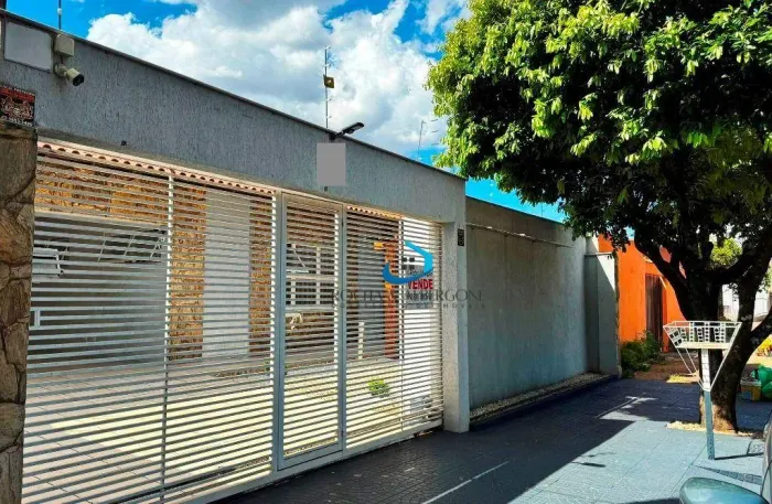 Casa Térrea com Piscina no Jardim Novo Antares, Região Leste, Londrina PR