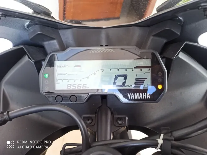 Yamaha R15 um