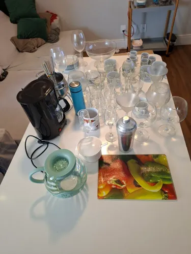 Louça, copos, cafeteira, etc