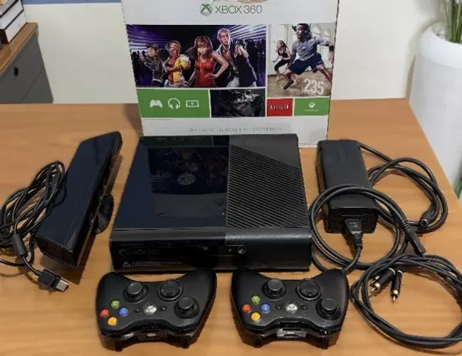 Xbox 360 Super Slim com Kinect e 2 controles