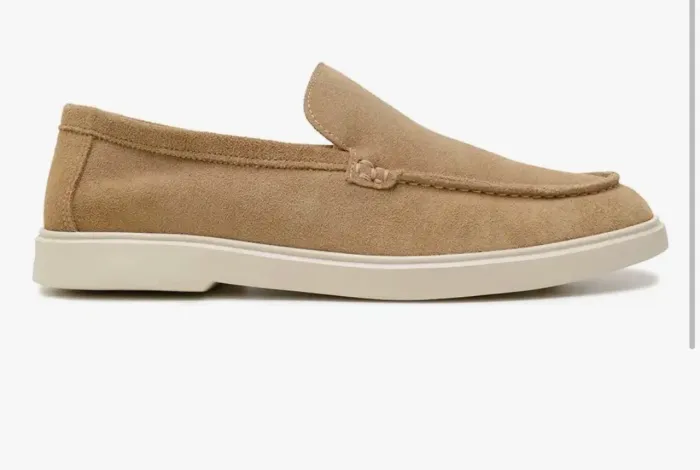 Mocassim em camurça bege claro, linha esporte fino old money