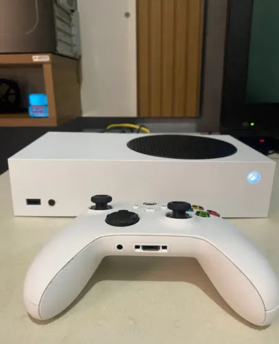 Vendo Xbox Séries S Com 2 controles e jogos e Headset hyperx 