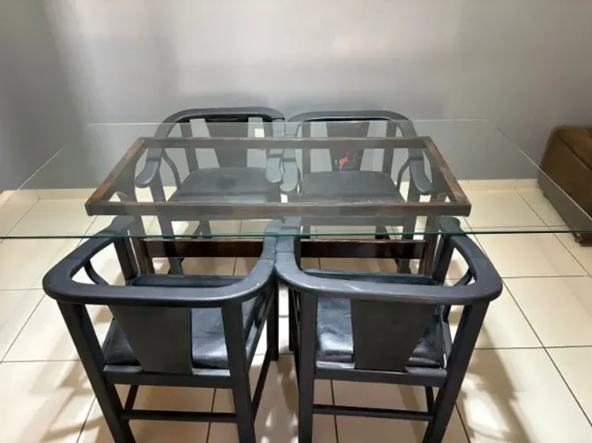 Vendo mesa de vidro e madeira mogno + 4 cadeiras