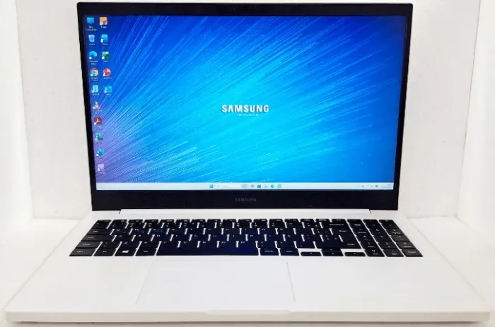  Vendo Notebook BRANCO Samsung Book NP550XDA - Intel 11ª Geração com SSD. Tela Full HD.