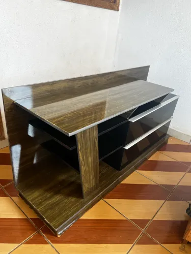 Rack / Painel para TV em Madeira e Preto Brilhante