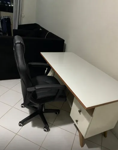 Mesa de estudo 100% MDF + tampo em vidro
