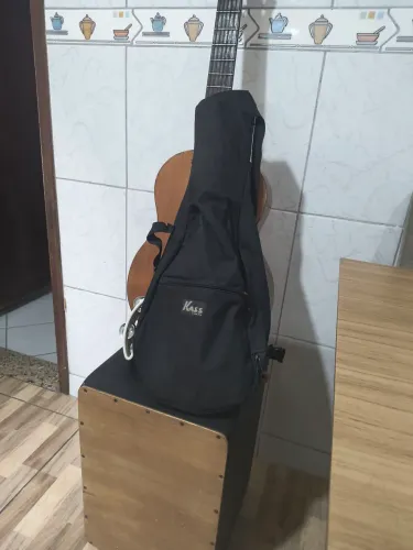 Estrumentos violão, ukulele,carom e banderola.