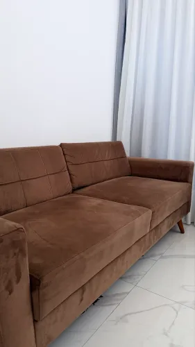 Sofá Marrom Suede com Pés Palito - Compacto e Charmoso!