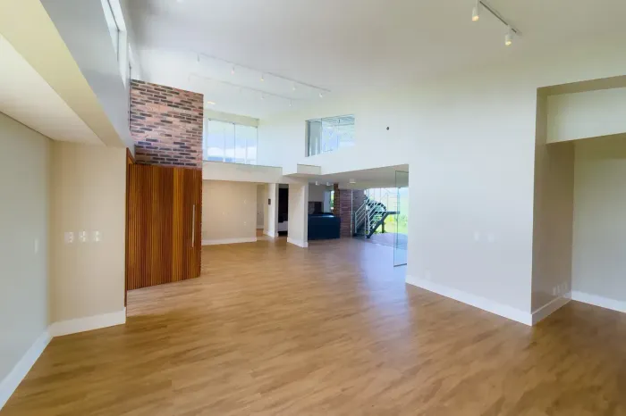 Casa Condominio fechado-pronta para morar com 1 Suite e 2 Demi- Suítes Primeira Linha/ Cri
