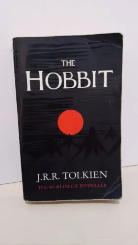 LIVRO: The Hobbit by J.R.R. Tolkien. Used. Language: English.