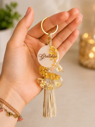 Chaveiro Fofo Delicado com Flores Naturais em Resina Personalizado com Nome 10cm