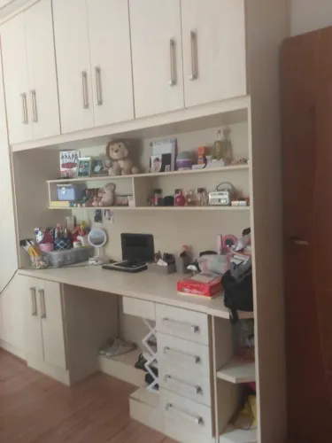 Guarda roupa com escrivaninha