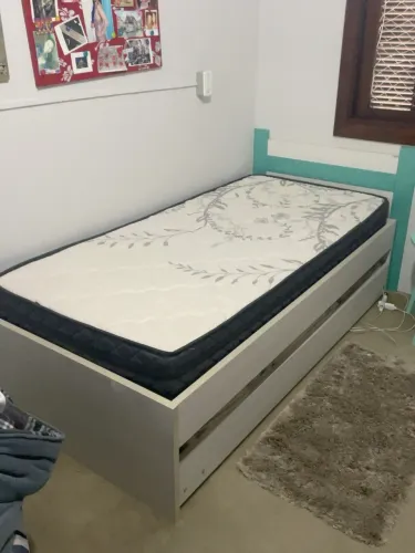 Cama de solteiro em MDF com cabeceira + cama auxiliar + 2 colchões em perfeito estado