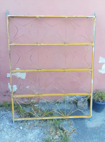 Grande de ferro para janela