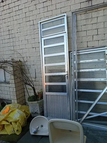 Porta de alumínio com batente 2,50 de altura por 75 de largura