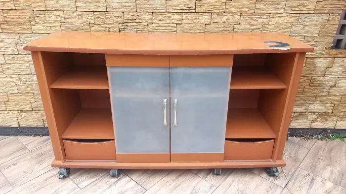 Entrego: Buffet 1.60m x 48cm com uma marca de queimado no tampo