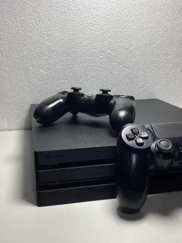 PLAY 4 PRO 1 TERÁ 2 CONTROLES