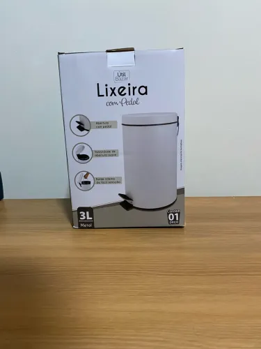 Lixeira branca metal com pedal
