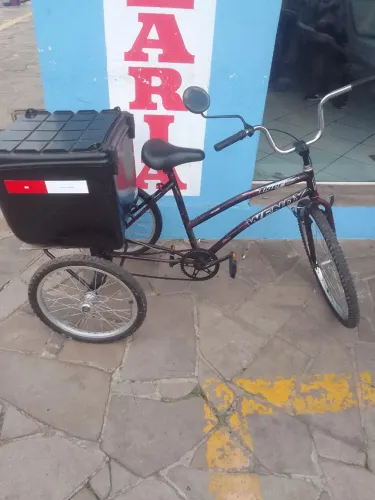 Vendo esse triciclo inteirinho novo ainda anda muito bem com baú atrás só buscar em Canoas
