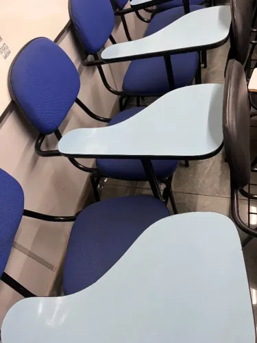 cadeiras universitárias estofadas com prancheta - ótimo estado- lote com 12 faz R$600