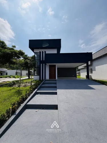 Linda casa com 3 dormitórios á venda, 360m² por R$ 680.000 - Cond. Vivere (São J