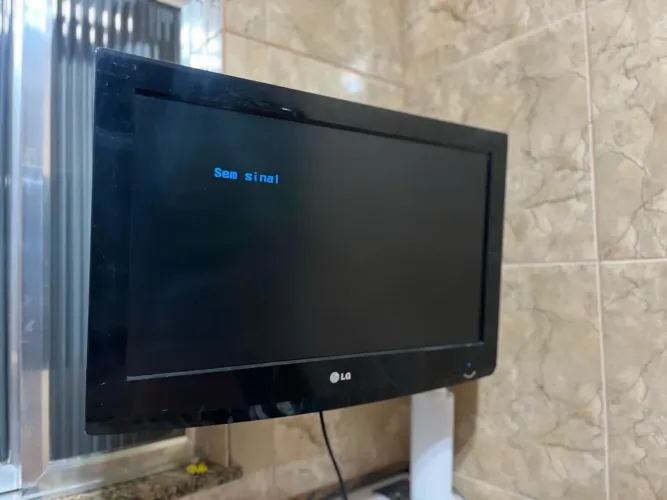 Tv LG com defeito (liga, mas fica travando/desligando)