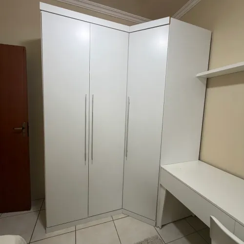 Guarda roupas de canto em MDF branco, excelente estado de conservação.