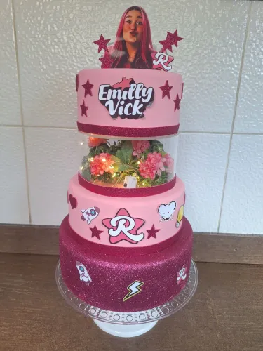 Bolo fake Emily Vick com Led super lindo