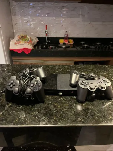Vídeo game ps2 com dois controles  tem jogos instalados  preço bom
