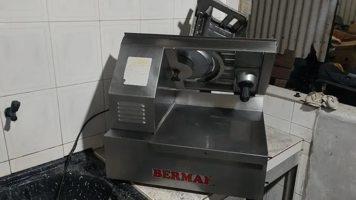 Fatiadora de frios automática
