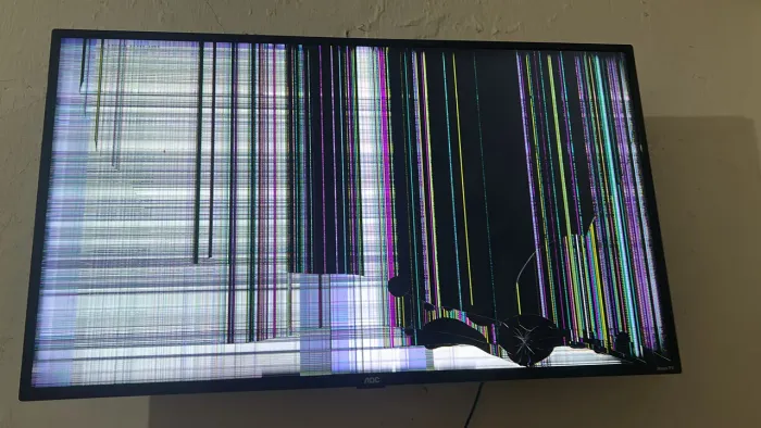 Vendo Tv 43 a tela trincou, o resto funciona. Smart tv roku