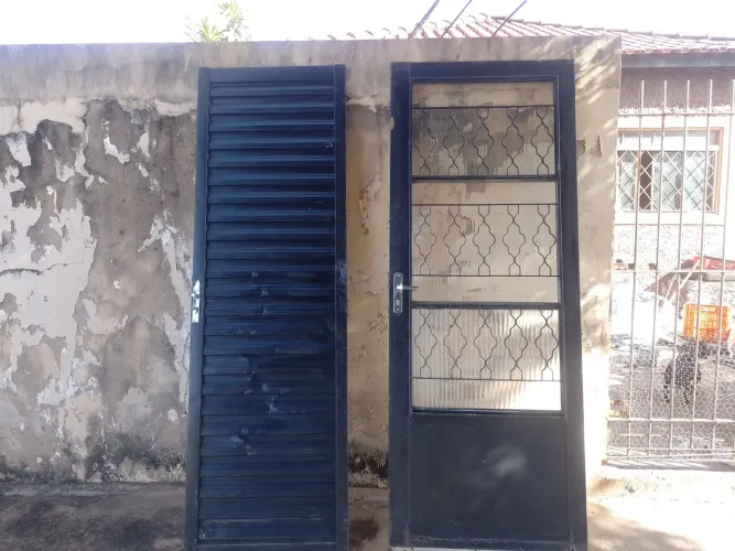 Vendo 02 portas de 2,10X80 e 2,10X66 sem portal. *