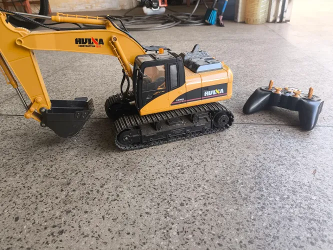 Escavadeira Huina 1550 de controle remoto em ótimo estado
