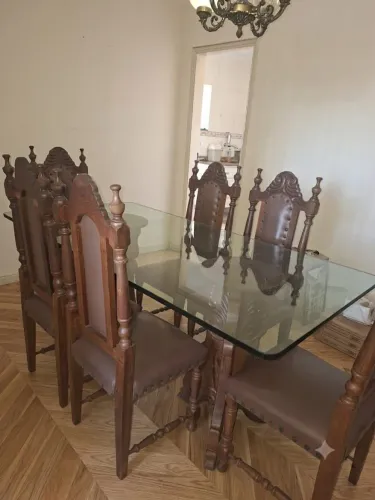 Conjunto de mesa de jantar em estilo clássico/colonial com seis cadeiras