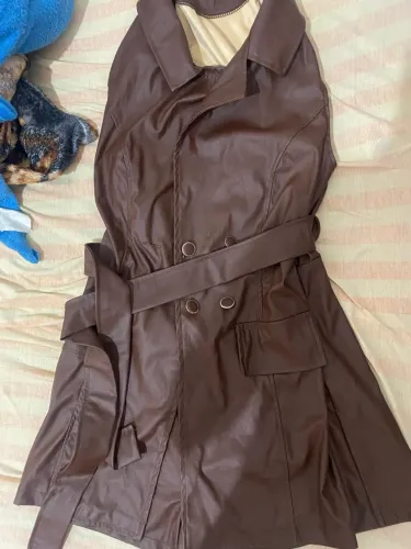 Macaquinho e vestido de couro 