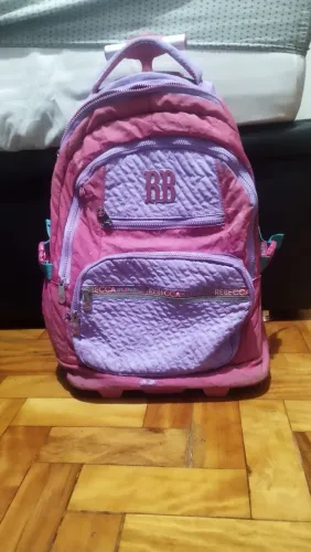 Mochila da Rebeca bom bom de rodinhas e de costas 