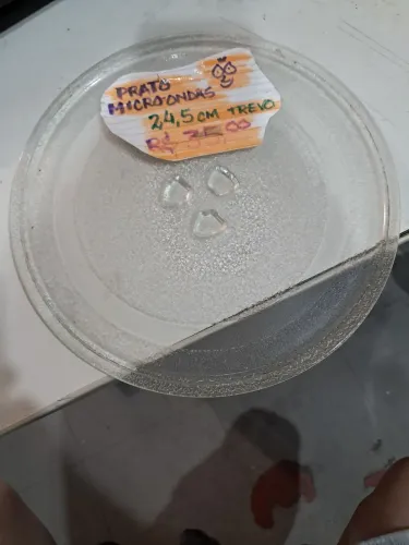 Prato de Micro-ondas 24,5 cm usado em excelente estado com trevo