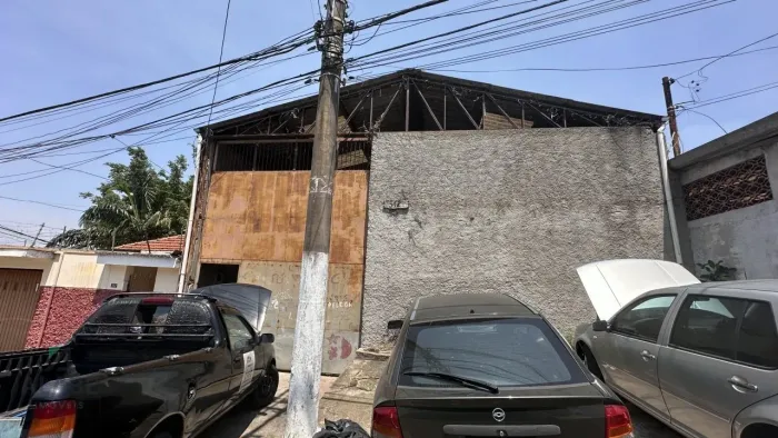 Vende-se, terreno com construção.
