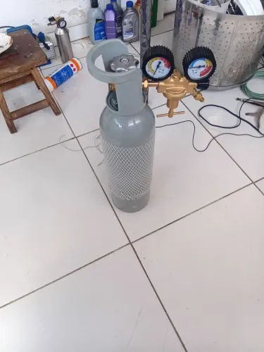 Cilindro de nitrogênio carregado e com regulador