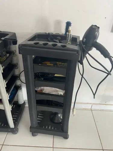 Carrinho auxiliar preto e um branco com preto