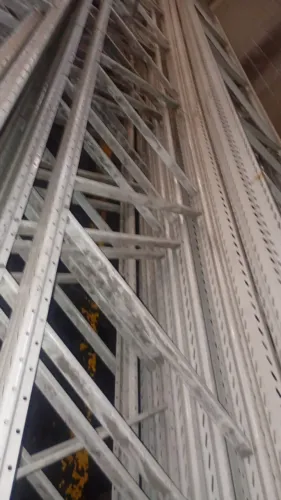 Porta palete - lote fechado com 82 Montantes de 10 metros e 810 longarinas com 2,30m