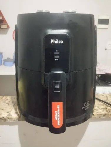 Vendo uma AIR FRYER PHILCO EM BOM ESTADO DE CONSERVAÇÃO !