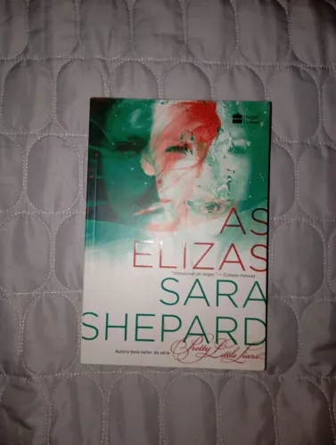  "As Elizas" da autora Sara Shepard, conhecida pela série Pretty Little Liars.