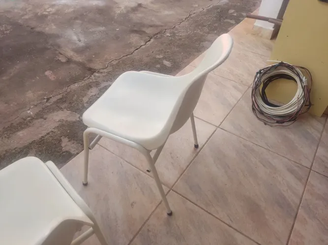 2 Cadeiras de plástico com pé de ferro
