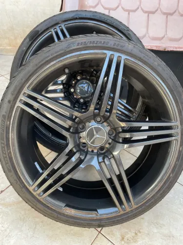 Vendo troco Jogo de rodas aro 20 Mercedes AMG com pneus seminovos